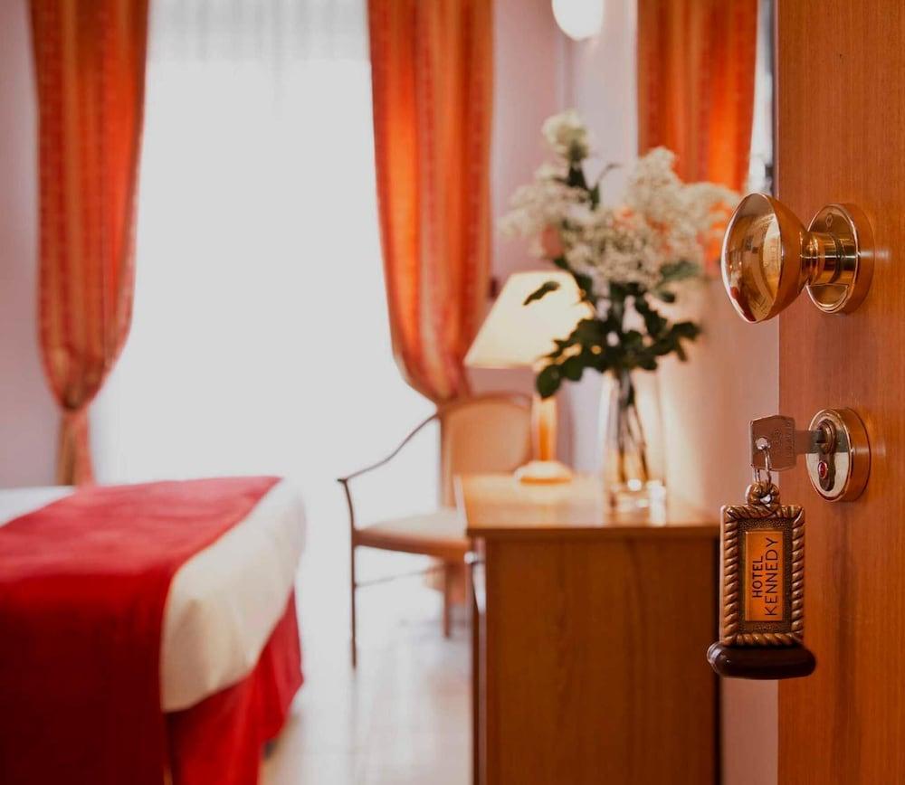 Hotel Kennedy Римини Екстериор снимка