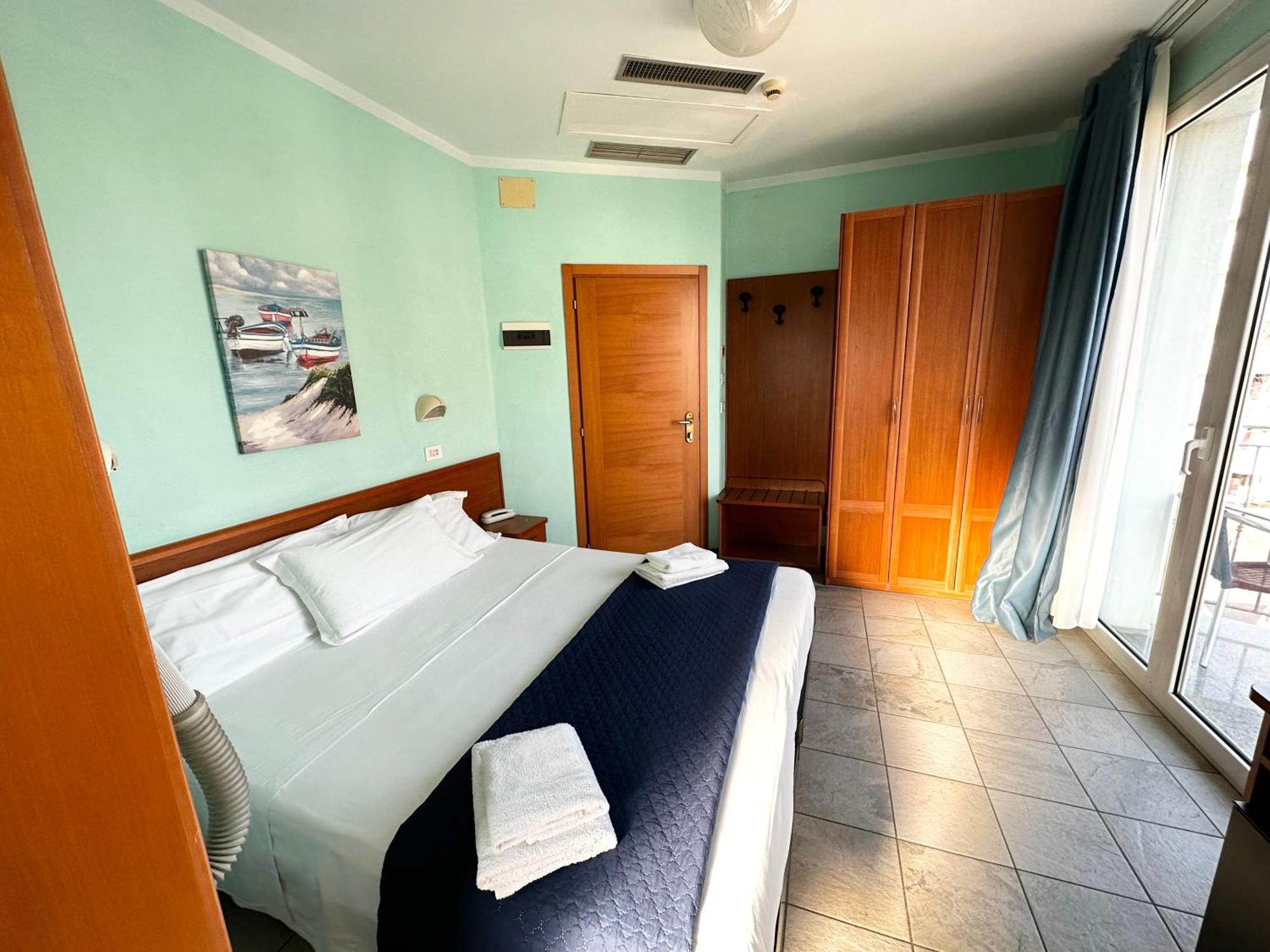 Hotel Kennedy Римини Екстериор снимка