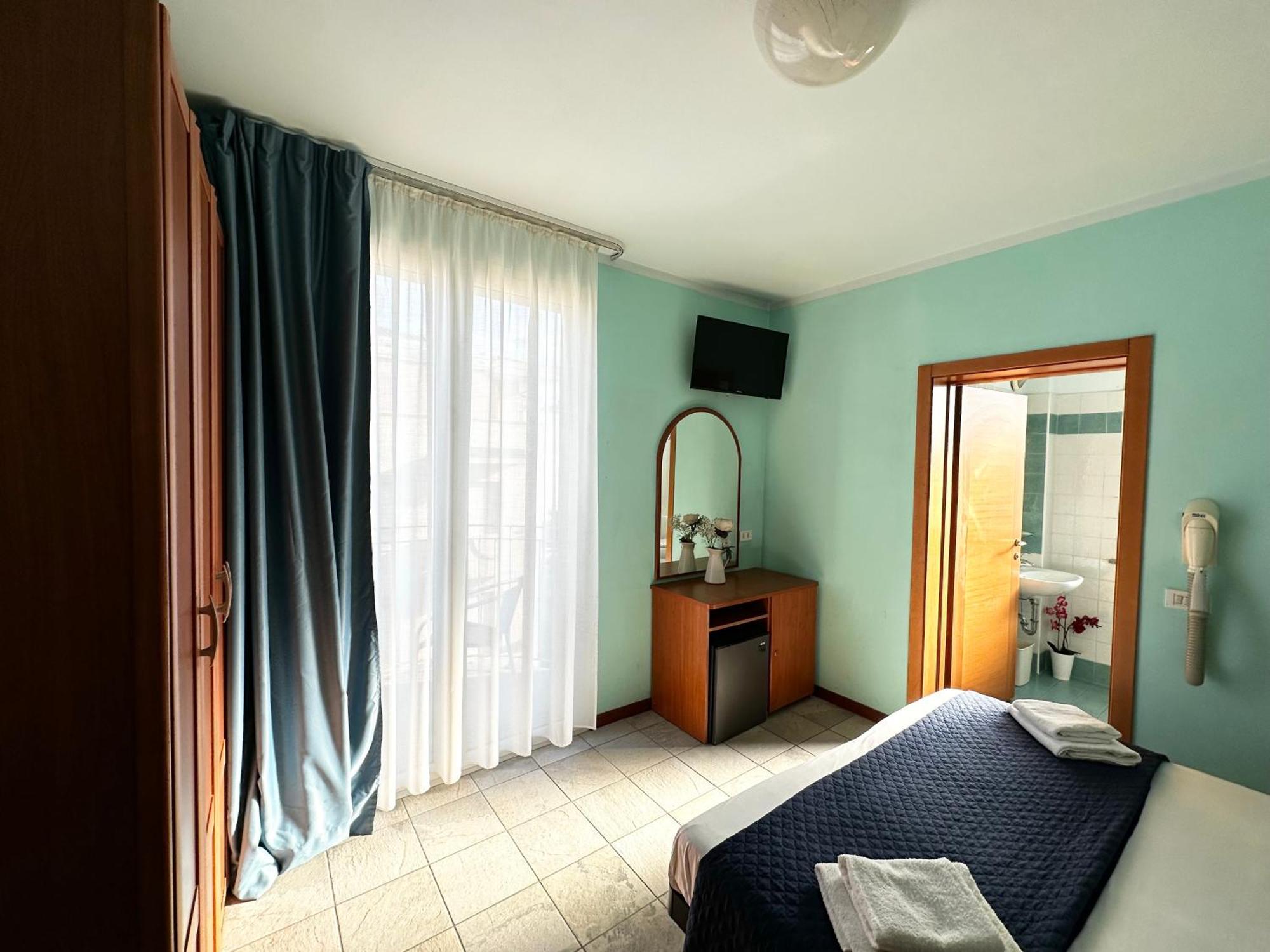 Hotel Kennedy Римини Екстериор снимка