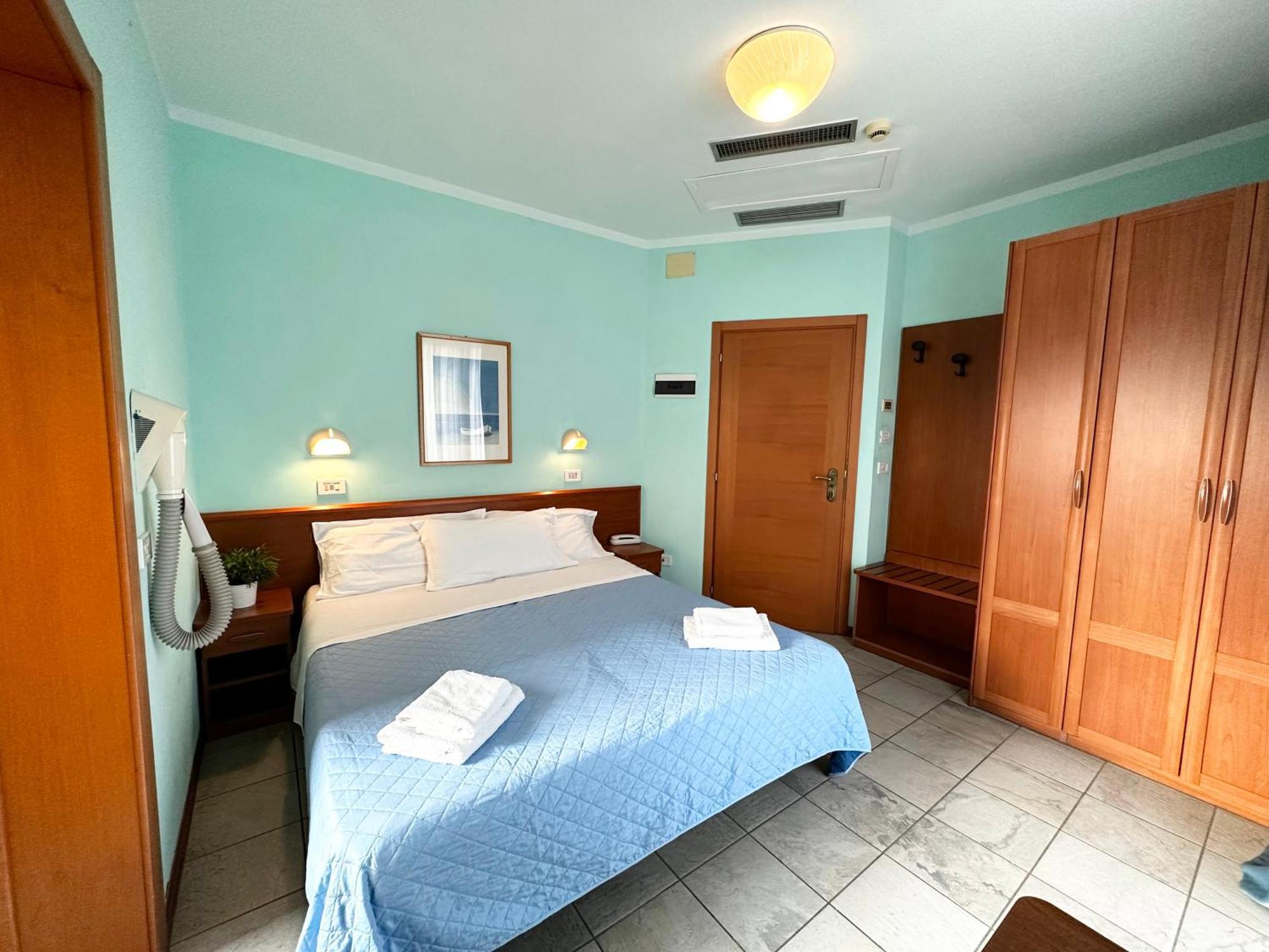 Hotel Kennedy Римини Екстериор снимка